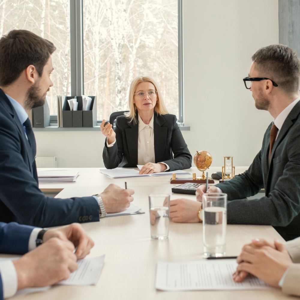 Advogados do escritório Giudice e Panasiuk reunidos em mesa de trabalho